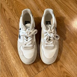 V-10 Veja Sneakers - white b-mesh + nautical - size 7 US